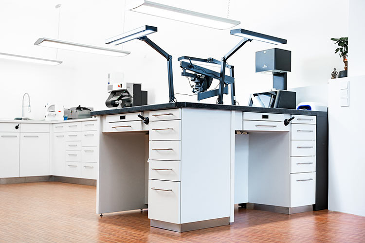 Arbeitstisch Dentallabor